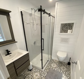 Dusj, hårføner, håndklær og såpe