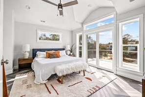 6 soverom, skrivebord, strykejern/-brett og reiseseng for barn