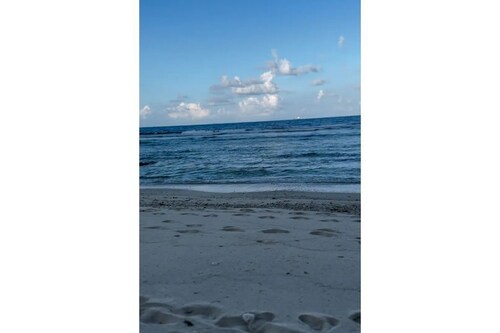 Located uphill with a forest and Mountain View. 10 mins  from the nearest beach.