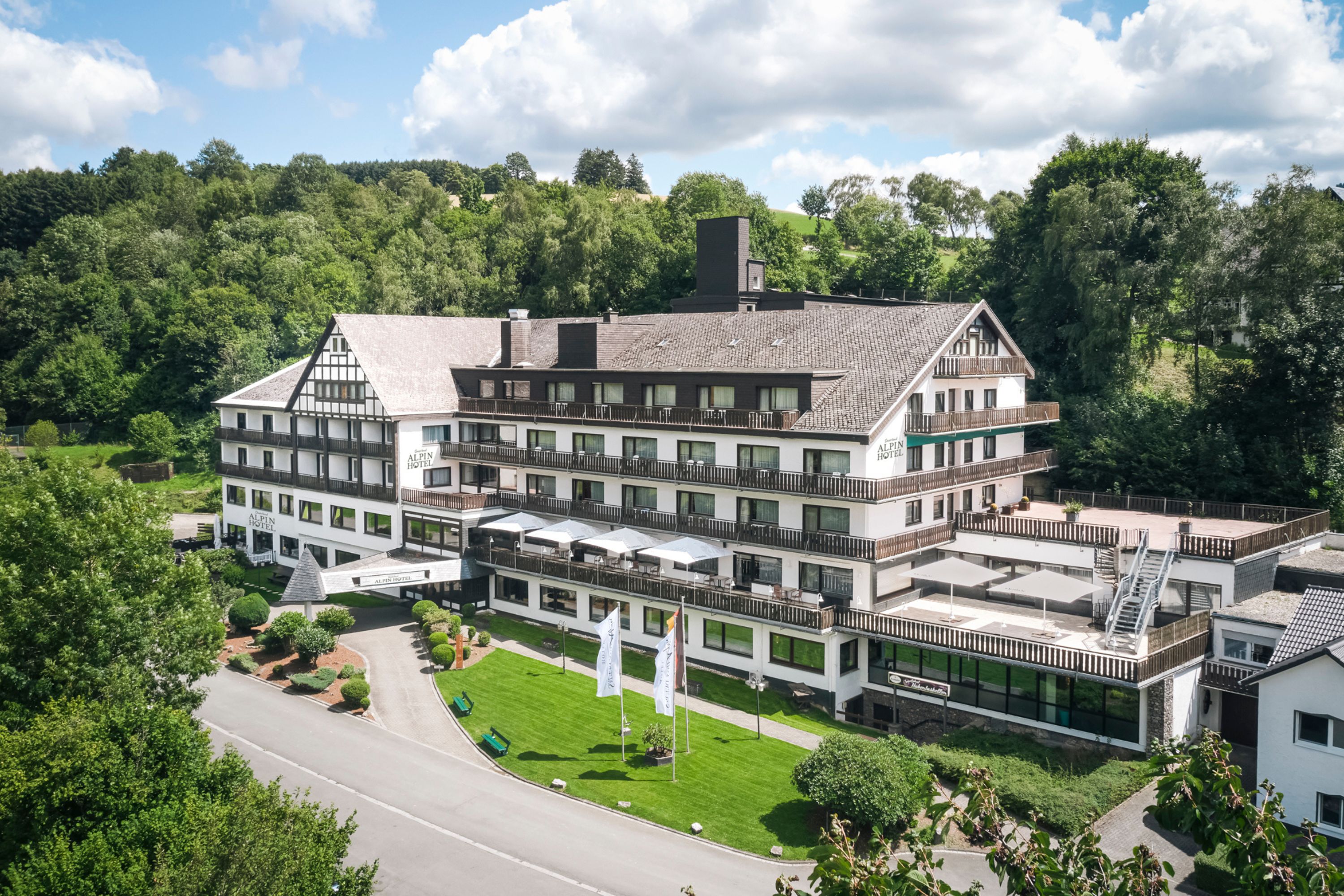 Ein mehrgeschossiges Hotel im traditionellen europäischen Stil, mit einem markanten Balkon in den oberen Etagen.