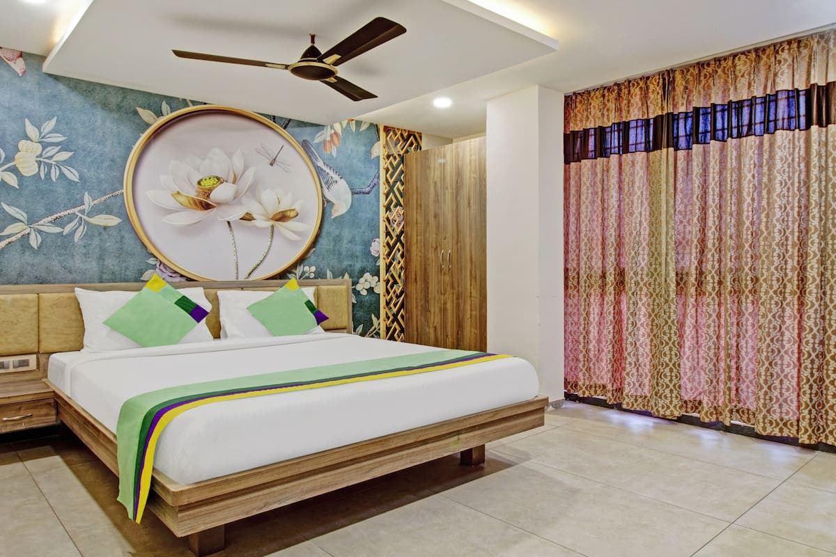 Standard Room | Desk, iron/ironing board, bed sheets