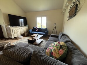 Älytelevisio, takka, pöytäjalkapallopöytä, pöytätennispöytä