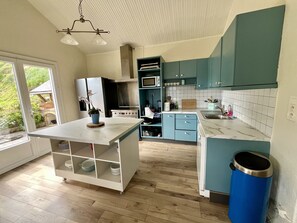 冷蔵庫、電子レンジ、オーブン、コンロ