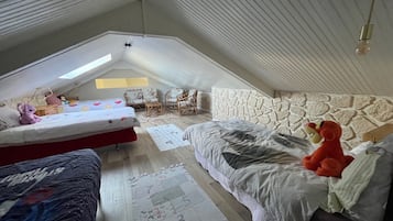 4 bedrooms, iron/ironing board, travel crib, free WiFi