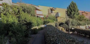Property grounds - Two-room apartment, spectacular sea view and large pool (Badesi)