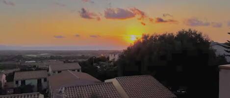 Tramonto su una zona residenziale con case e cielo sereno.