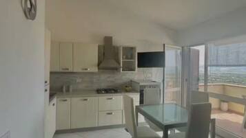 Fridge, oven, stovetop, coffee/tea maker