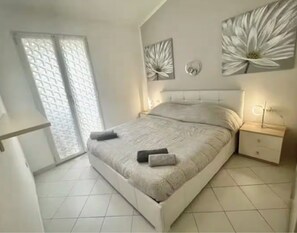 1 bedroom, bed sheets