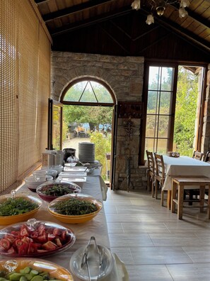 Bao gồm bữa sáng buffet hàng ngày 