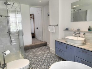 Shower, hair dryer, towels, soap - House near everything you want and need in Rye (Rye)