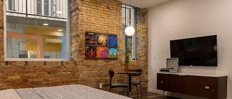 5 bedrooms, desk, iron/ironing board, WiFi