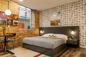 5 habitaciones, escritorio, tabla de planchar con plancha y wifi