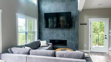 Smart-TV, Kamin, Tischfußball, Tischtennisplatte