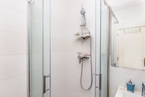 Dusche, Haartrockner, HandtĂŒcher, Seife