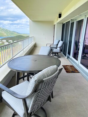 Outdoor dining - Hillside Getaway (Lovenlund)