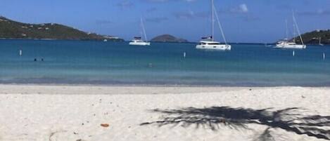 Chaises longues, serviettes de plage