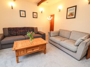 Living area - Yippee Cottage (Keighley)