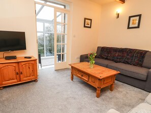 Living area - Yippee Cottage (Keighley)