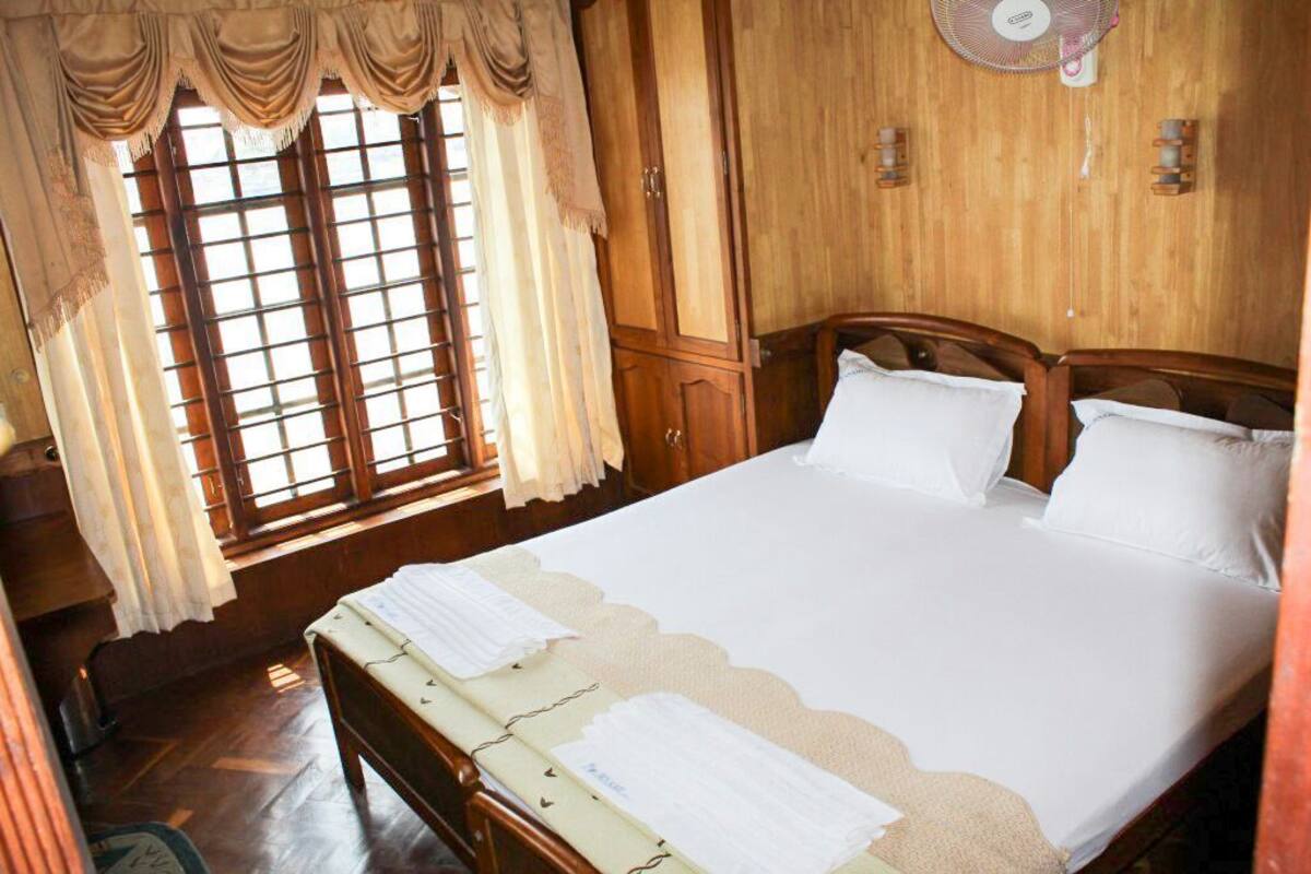 Deluxe Double Room | Peralatan tempat tidur premium, busa memori, meja 