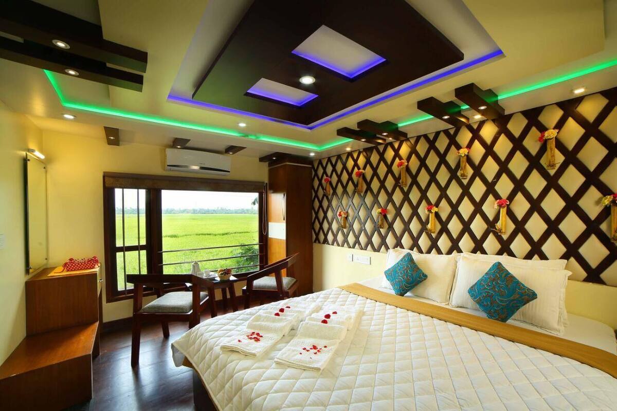 Premium Double Room | Peralatan tempat tidur premium, busa memori, meja 