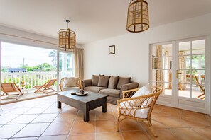 TV, peis og bordtennis