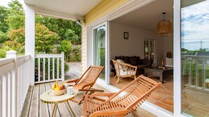 A wooden deck with two lounge chairs and a small table with fruit. - Villa des Sables pool, 100M from the beach (Lège-Cap-Ferret)