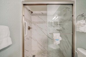 Combined shower/tub, towels