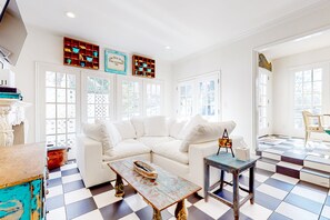 Fernseher, Kamin, DVD-Player, Streaming-Dienste