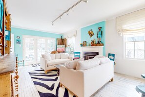 Fernseher, Kamin, DVD-Player, Streaming-Dienste