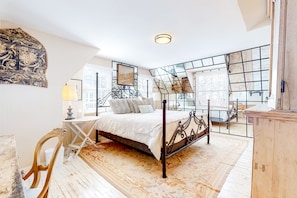 4 habitaciones, tabla de planchar con plancha, wifi y ropa de cama