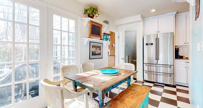 Spacious home with private heated outdoor pool, hot tub, patio, grill & W/D