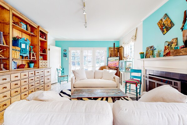 TV, fireplace, DVD player, streaming services