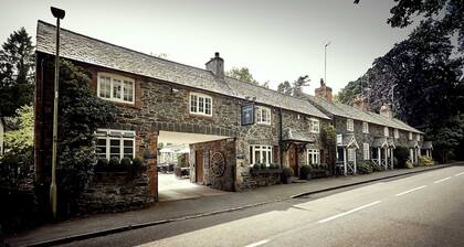 Brand Hill Cottage with Hot Tub
