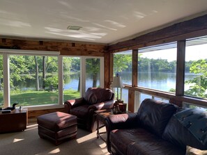 تلفزيون، مدفأة، مشغل دي في دي، كُتُب