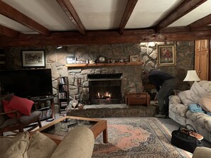 Fernseher, Kamin, DVD-Player, Bücher