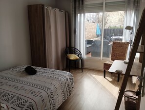 1 bedroom, WiFi - Quiet MARINA room with large terrace (Cergy)