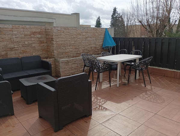 Outdoor dining - Quiet MARINA room with large terrace (Cergy)
