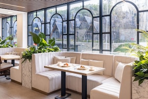 2 restaurantes; se sirven desayunos, cenas y cocina turca