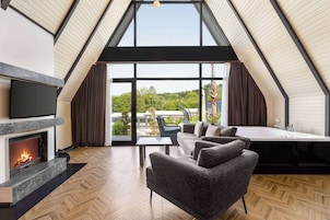 Superior Plus Bungalow | Ropa de cama de alta calidad, caja fuerte, tabla de planchar con plancha