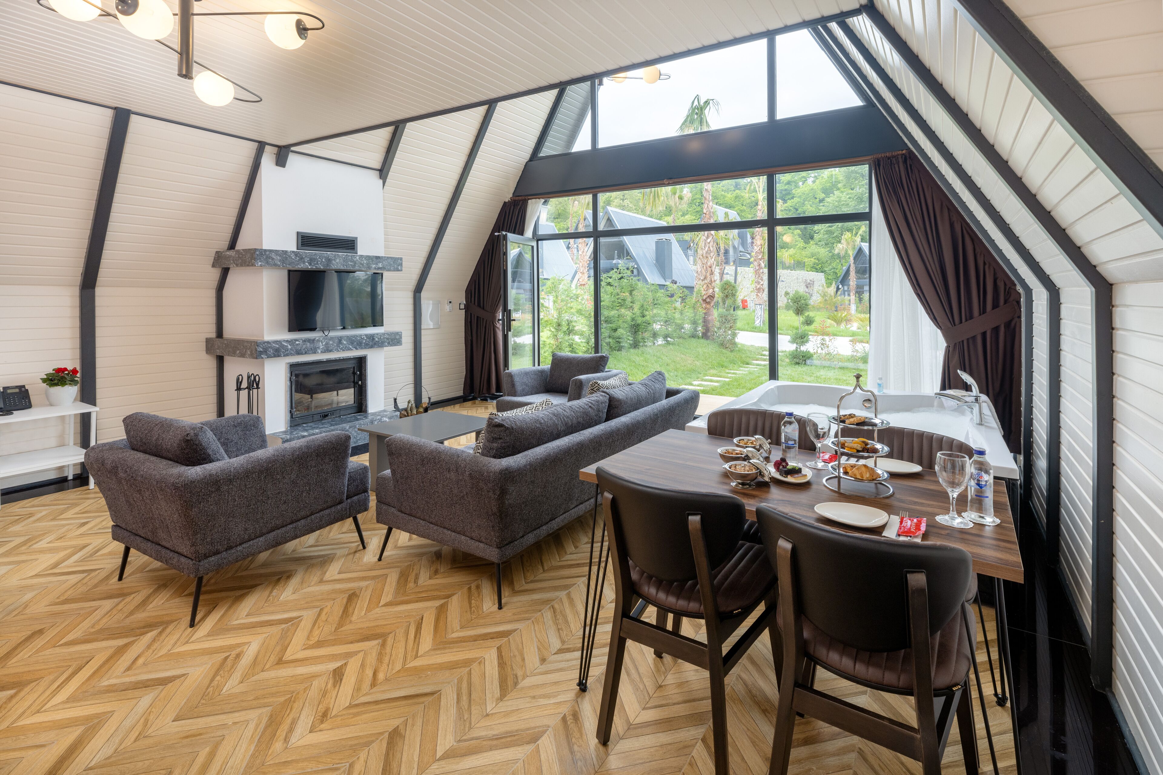 Télévision LCD, cheminée, chauffage par le sol