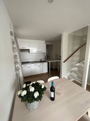 Kühlschrank, Herdplatte, Wasserkocher mit Kaffee-/Teezubehör