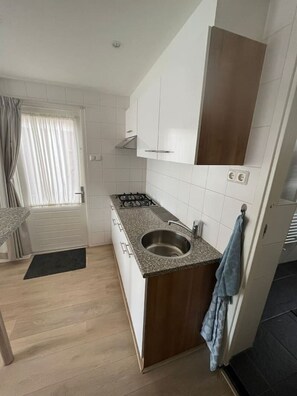 Kühlschrank, Herdplatte, Wasserkocher mit Kaffee-/Teezubehör