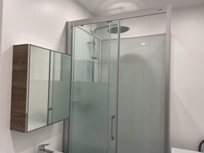 Hårføner, håndklær og toalettpapir