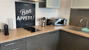 Een koelkast, een magnetron, een oven, een kookplaat