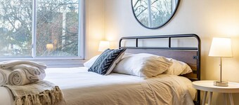 Large 4BR Stadium Getaway, Walk to the Big House!