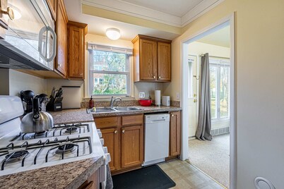 Large 4BR Stadium Getaway, Walk to the Big House!