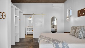 Un dormitorio moderno con una cama grande, un armario con puerta corredera, un tocador con espejo y un ventilador de techo.