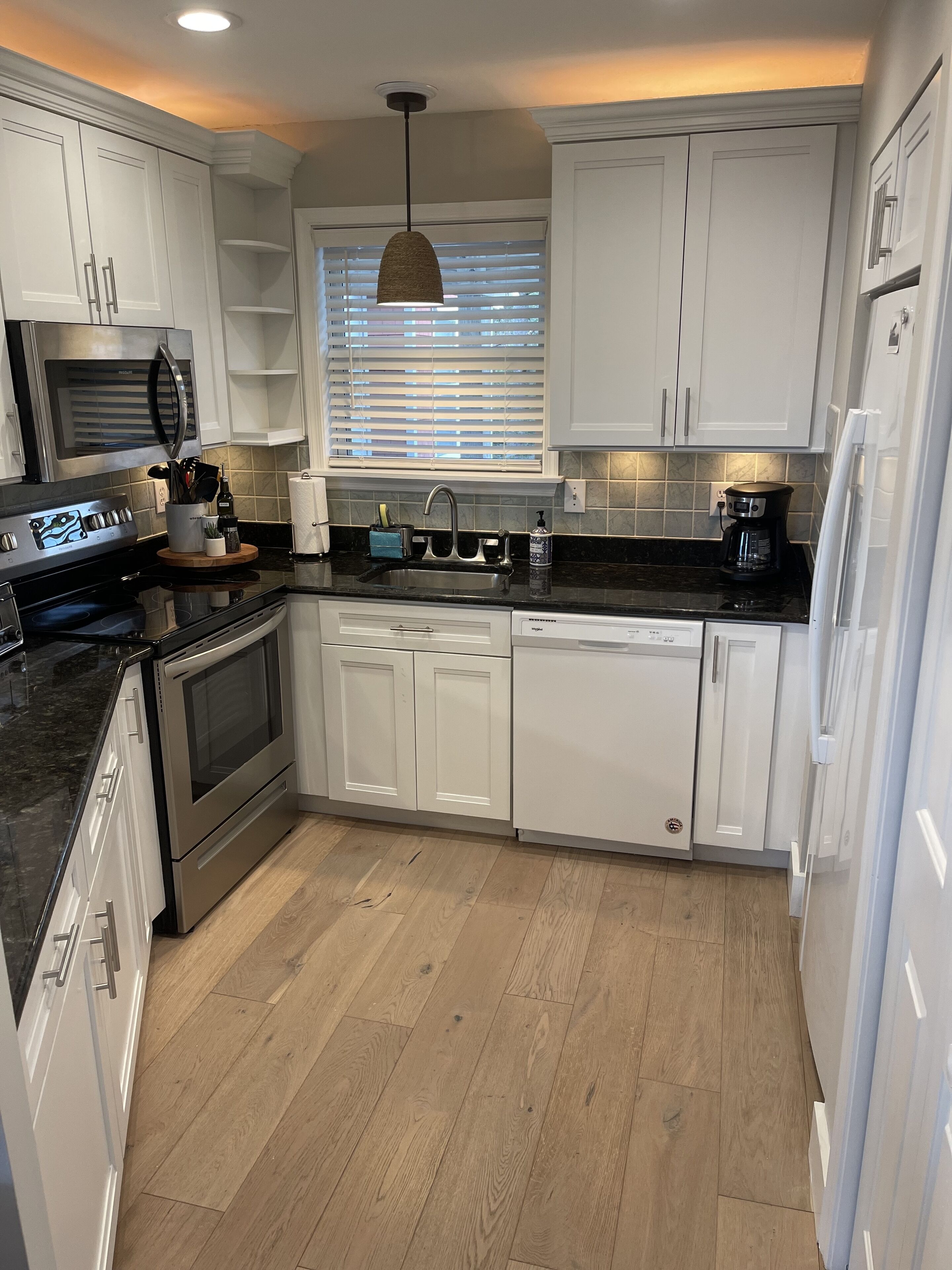 Refrigerador, microondas, horno y parrilla de estufa 