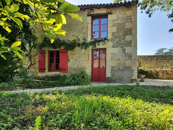 Exterior - Authentic and warm, Gîte de Marcoux (Saint-Laon)