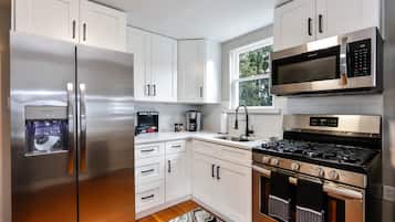 KylskÄp, mikrovÄgsugn, ugn och spishÀll